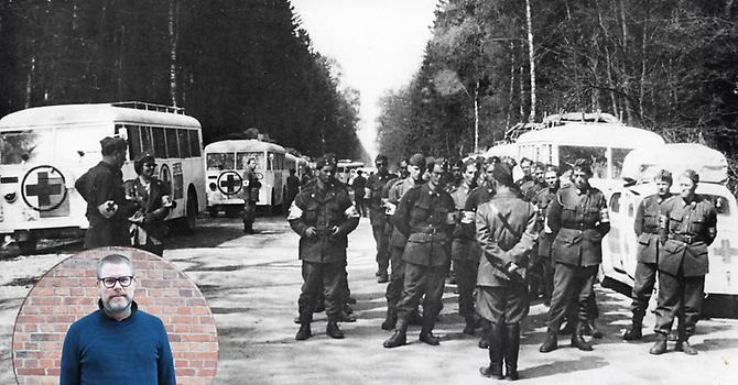 svartvitt foto väg med vita bussar parkerade utmed vägrenarna. Militärer i förgrunden som lyssnar på befäl. Infäld cirkel med foto på föredragshållaren i blå tröja